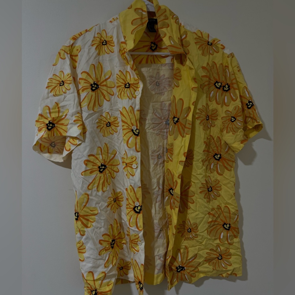 Men’s yellow and orange floral print button down. 🧡